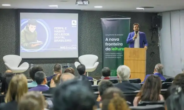 Pesquisa mostra que celular impulsiona a leitura digital no Brasil 