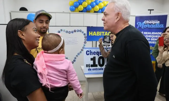 Prefeitura entrega Cheque Moradia a famílias para aquisição da casa própria durante a terceira chamada do programa  