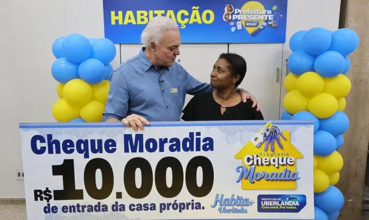 Prefeitura entrega Cheque Moradia em quarta chamada do programa que facilita aquisição da casa própria