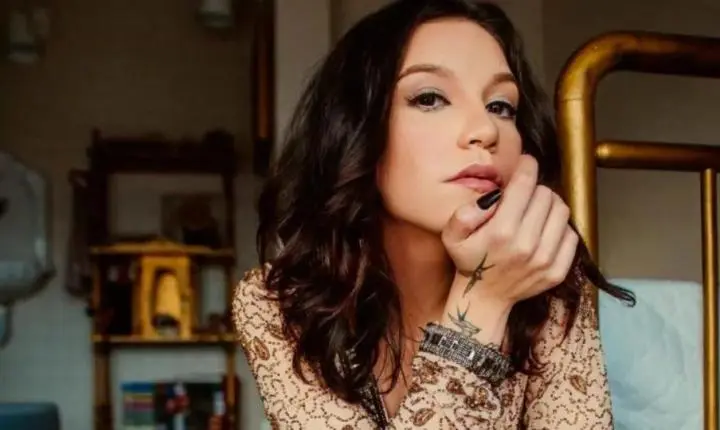 Priscilla Alcântara se afasta do gospel e busca o pop dos anos 2000 em novo disco 