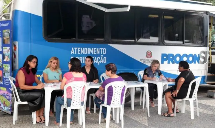 Procon Móvel atende consumidores em morro de Santos nesta sexta