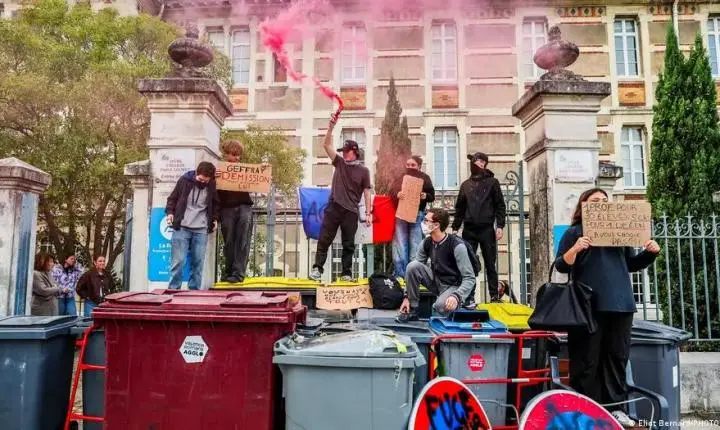 Protestos estudantis levam França a fechar escolas 