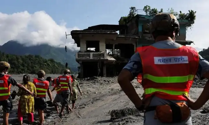 Risco de nova enxurrada suspende resgate no Nepal 
