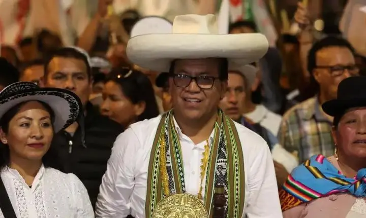 Sánchez lidera marcha que contesta apuração no Peru