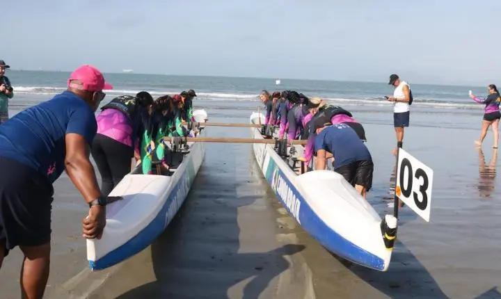 Santos terá competição de canoa havaiana com mulheres que enfrentaram o câncer de mama
