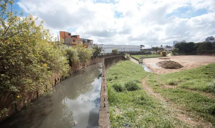 São Bernardo inicia obras de canalização do Ribeirão dos Couros e enfrenta gargalo histórico na Vila Galiléia