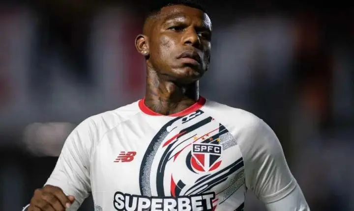 Sem um comprador, São Paulo volta atrás e reintegra Arboleda ao elenco