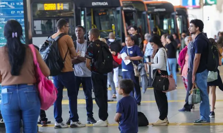 Setor de serviços fica estável em julho e sobe 2,4% em 12 meses