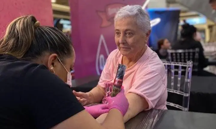 Tattoo Arte Solidária mobiliza Santos em prol do Outubro Rosa