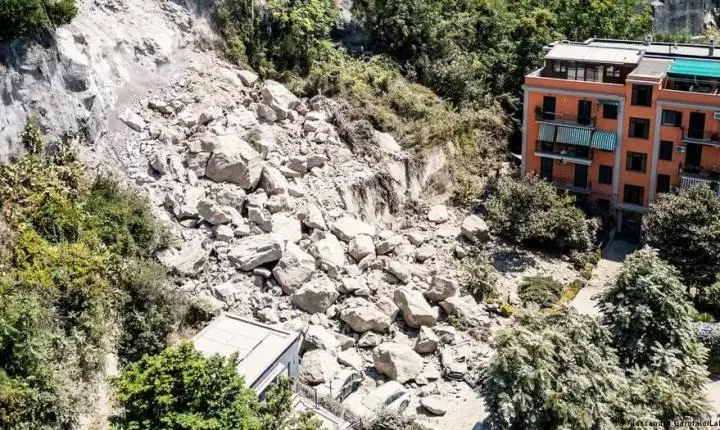 Terremoto perto de Nápoles deixa dezenas de feridos 