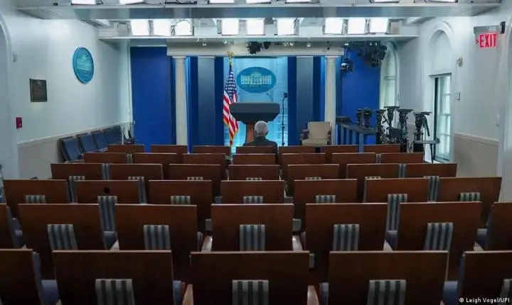 TVs dos EUA suspendem cobertura após Trump vetar jornalistas 