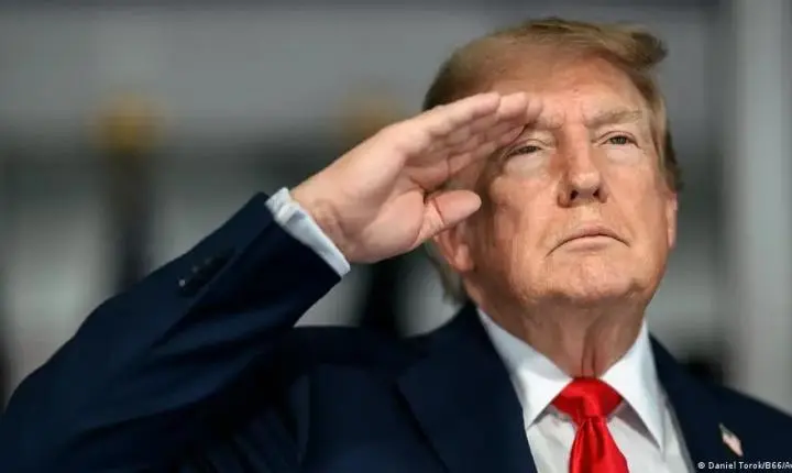 Uniforme espacial de Trump gera comparação com farda nazista
