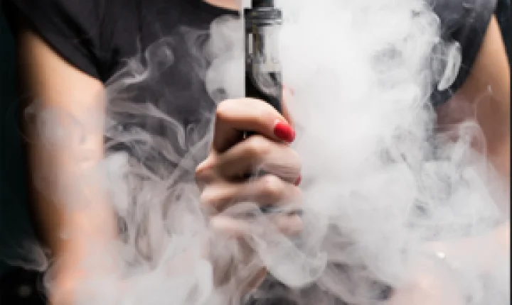 Vape pode causar lesões pulmonares graves e dependência: evento em Uberlândia alerta para riscos escondidos por trás da fumaça
